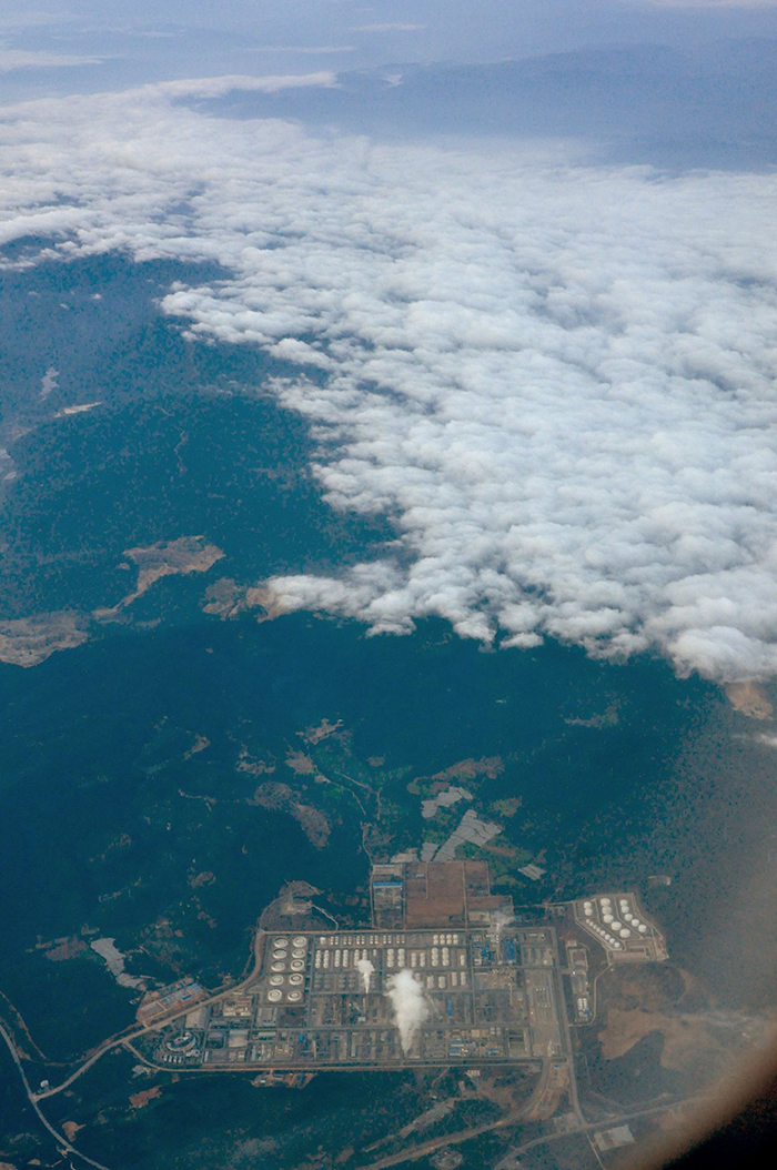 Shangri-la “bồng bềnh” trong mây hiện lên ấn tượng dưới cánh máy bay.