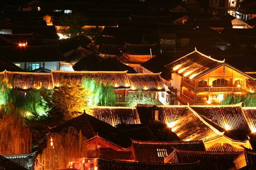 Những mái nhà phố cổ Lệ Giang rực sáng đẹp lung linh, huyền ảo trong đêm.