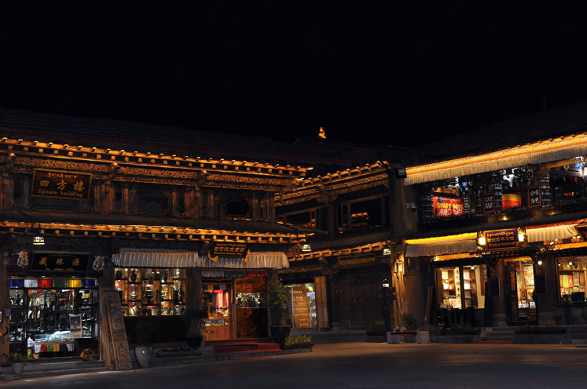 Đêm lung linh ánh đèn trên phố cổ Dukezong ở nơi “Chân trời đã mất” Shangri-la.  
