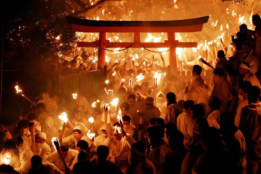Các Noboriko đốt đuốc tạo thành “dòng sông” lửa đỏ rực cuộn chảy, được ví như hình ảnh một con rồng bay xuống hạ giới, tại Lễ hội Lửa Oto, Nhật Bản. (Ảnh: Getty)