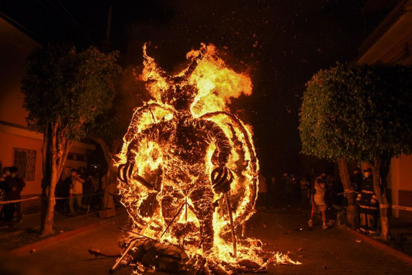 Nghi thức đốt “effigy of devil” (hình nộm ma quỷ) để xóa bỏ những điều xấu trong Lễ hội Lửa La Quema del Diablo (Đốt quỷ) tại Guatemala City. (Ảnh: Getty)