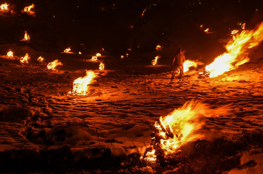 Lễ hội Ánh sáng Pottenstain độc đáo với hàng ngàn ngọn lửa ngoài trời, được cư dân địa phương đốt trên những sườn núi quanh thị trấn Pottenstain của nước Đức. (Ảnh: Getty)
