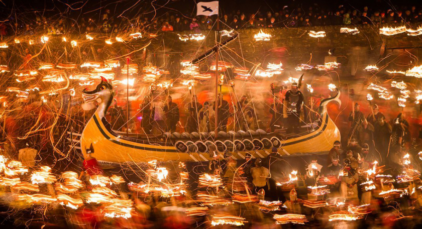 Đỉnh điểm của cuộc rước đuốc tại Lễ hội Lửa “Up Helly Aa” là màn đốt cháy một mô hình Viking galley (chiến thuyền của người Viking, có tầm quan trọng về mặt quân sự thời thế kỷ 16). (Ảnh: Getty)