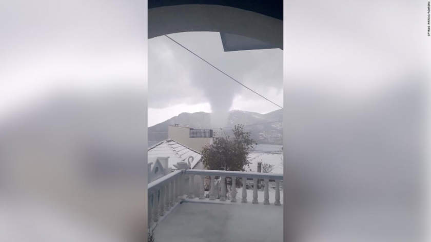 Hiện tượng “vòi rồng” được nhìn thấy trên đảo Skopelos hôm 24/1, khi bão tuyết Elpida kinh hoàng “tấn công” Hy Lạp. (Ảnh: CNN)
