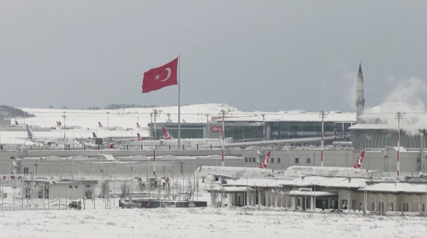 Bão tuyết Elpida khiến sân bay Istanbul ngừng hoạt động tất cả chuyến bay hôm 24/1 - lần đầu tiên kể từ khi sân bay này thay thế sân bay Ataturk cũ của thành phố Istanbul, trở thành trung tâm mới của hãng Turkish Airlines vào năm 2019. (Ảnh: Daily Mail)