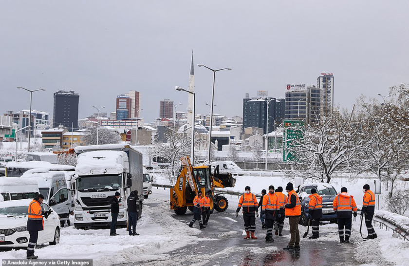 Các đội cứu hộ làm việc suốt đêm 24 tới sáng 25/1 dọn băng tuyết trên những con đường bị tắc nghẽn ở Istanbul, Thổ Nhĩ Kỳ. (Ảnh: Anadolu Agency/Getty)    