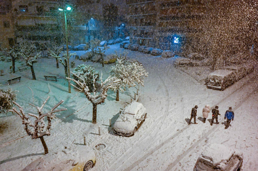 Trung tâm Thủ đô Athens vắng lặng tối 24/1 trong cảnh tuyết rơi dày đặc do bão tuyết Elpida. (Ảnh: AFP/Getty)