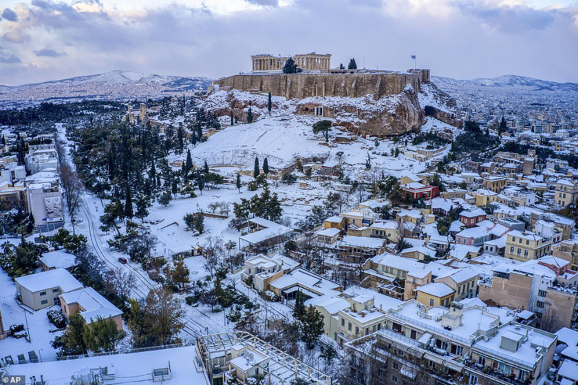 Tuyết trắng bao phủ  khắp thành phố Athens do bão tuyết Elpida. (Ảnh: AP)