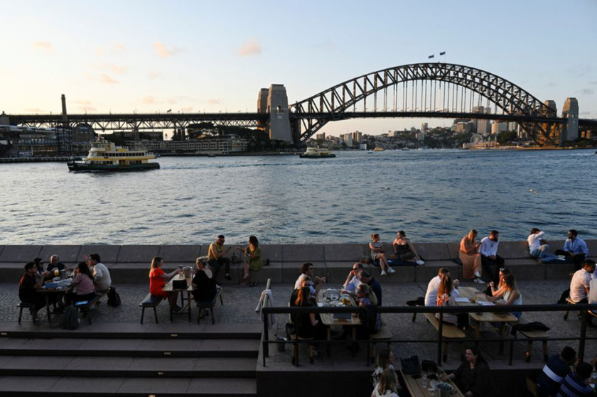 Khách quen ăn tối 22/10/2021 tại một quán bar cạnh bến cảng Sydney, sau khi Australia bắt đầu nới lỏng các quy định hạn chế đi lại. (Ảnh: Reuters)