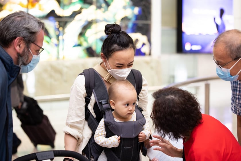 Ông bà Yin và Chi Lam (bên phải) đón con gái và cháu ngoại từ New York, Mỹ tới sân bay quốc tế Sydney ngày 21/2, ngay sau khi Australia mở cửa biên giới trở lại. (Ảnh: Guardian)