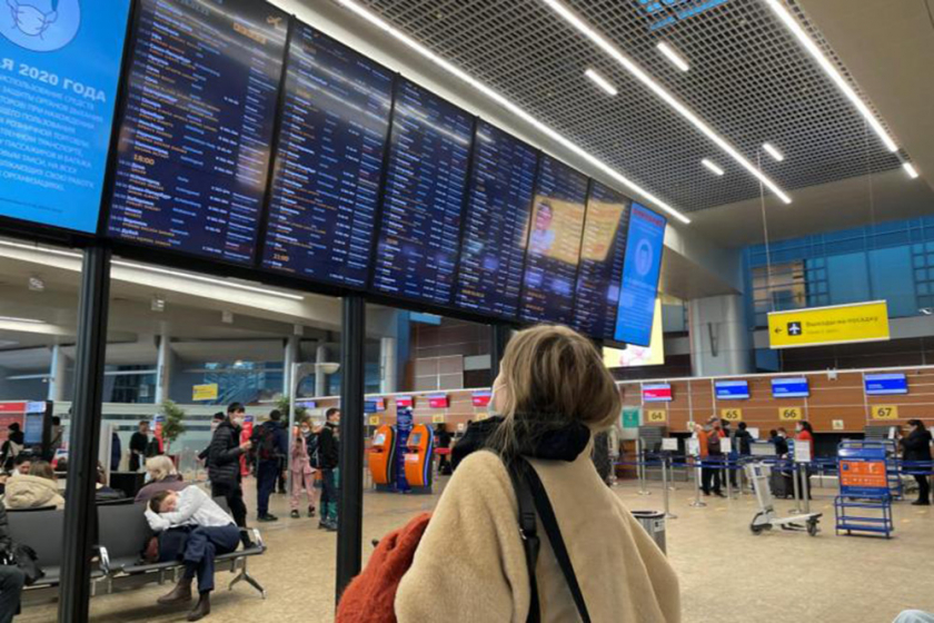 Du khách chờ làm thủ tục tại sân bay quốc tế Sheremetyevo ở Thủ đô Moskva của Nga hôm 28/2. (Ảnh: Reuters)