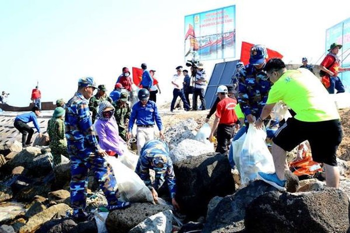 Nhân dân Quảng Ngãi thu gom rác thải nhựa