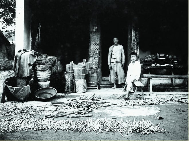 Ảnh chụp người bán trà, chiếu và sọt tre trên phố Hà Nội
