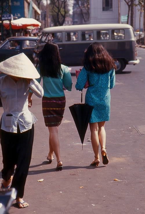 Những bộ trang phục thời thượng và trang phục truyền thống của người phụ nữ Sài Gòn cuối thế kỉ 20. 