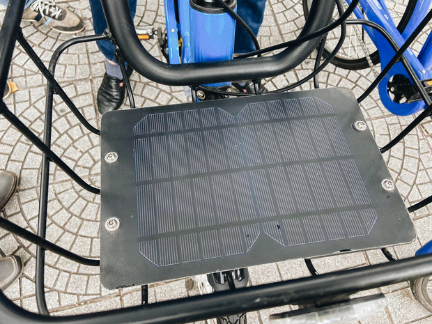 Thiết bị sạc năng lượng mặt trời cho hệ thống GPS của xe