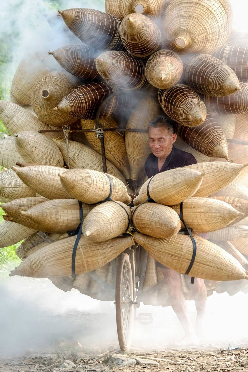 Những bức ảnh xe đạp chở đó của Việt Nam từng được National Geographic bình chọn là một trong những bức ảnh du lịch đẹp nhất thế giới 2015. Để chằng được một chiếc xe chở đó như vậy thường mất khoảng hai giờ đồng hồ. Ảnh: Nguyễn Đình Thành