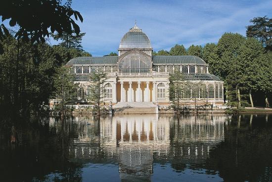 Cung điện Palacio de Cristal mùa xuân.
