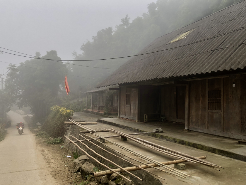 Căn nhà nằm im lìm trong sương, không biển hiệu, dấu tên.