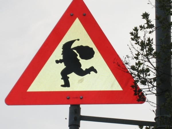 Trên các con phố tại thị trấn Drobak, bạn sẽ thường xuyên trông thấy các biển cảnh báo này đấy