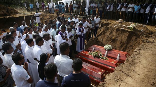 Lễ tang tập thể cho khoảng 30 nạn nhân diễn ra tại nhà thờ St Sebastian ở Negombo, phía bắc thủ đô Colombo.