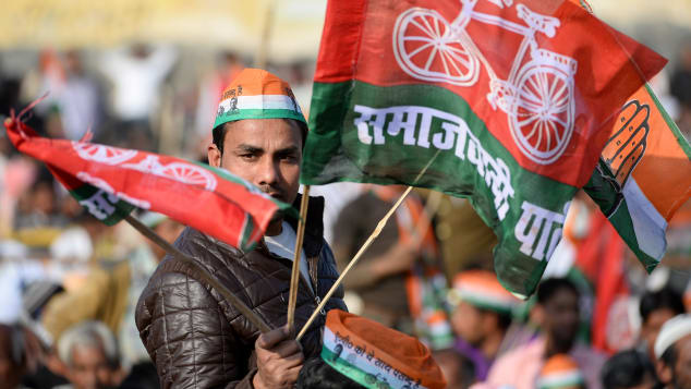Biểu tượng xe đạp của Đảng Samajwadi được in hình trên lá cờ trong cuộc biểu tình năm 2017. Được ủy quyền bởi Ủy ban bầu cử Ấn Độ, các biểu tượng của các đảng đều là những công cụ vận động quan trọng.