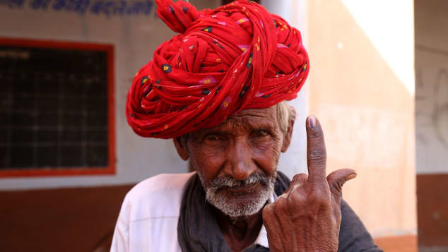 Một người đàn ông khoe ngón tay có vết mực sau khi nhấn bỏ phiếu ở ngoại ô Ajmer, thuộc bang Rajasthan, Ấn Độ, vào 29/4 vừa qua.