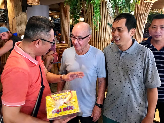 Tỷ phú Joe Lewis (giữa) nhận quà từ những người bạn Việt Nam