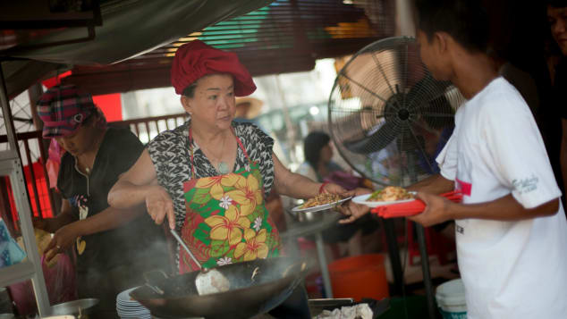 Món kerbside nóng hổi thường được dùng cùng món char koay teow ngon tuyệt, với mì bản dẹt trộn với tương ớt, tôm, đậu phụ, sò, trứng và rau mầm.