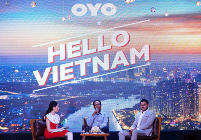 MC Thanh Thanh Hiền (trái) và các khách mời trong phần trả lời các câu hỏi của các phóng viên