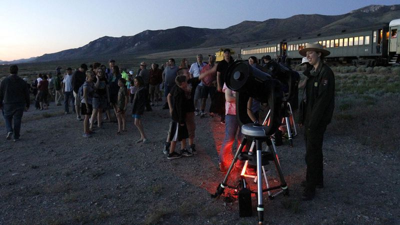 Hành khách sẽ được hướng dẫn viên thiên văn hướng dẫn ngắm sau bằng kính viễn vọng