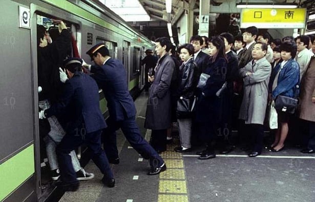 Các tuyến đường sắt và tàu điện ngầm luôn có các nhân viên đảm nhận nhiệm vụ đẩy khách vào toa