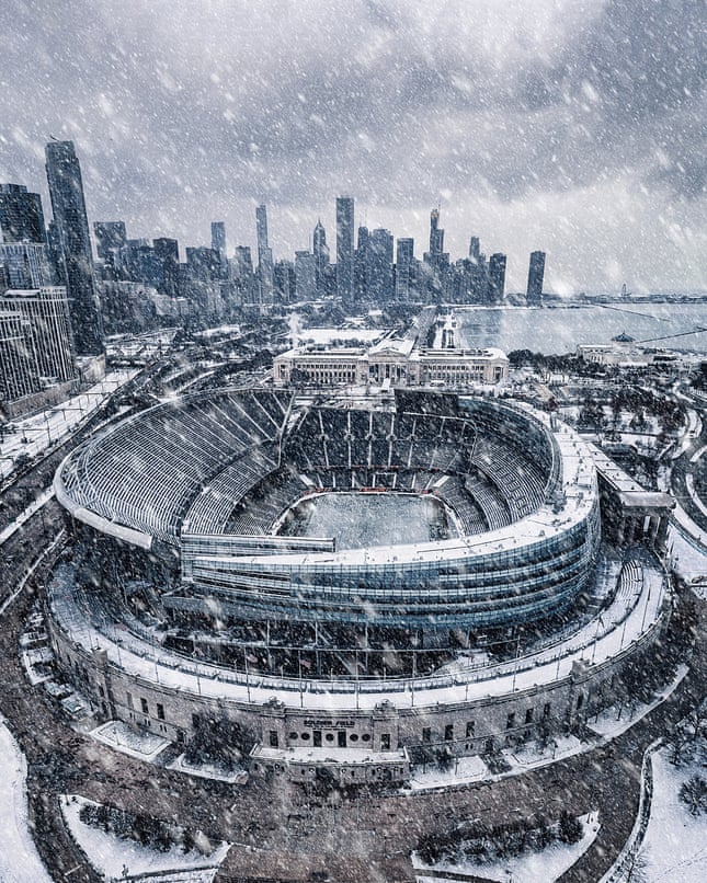 Hình ảnh một trận bão tuyết quét qua sân vận động Chicago. Ảnh: Jamie Link