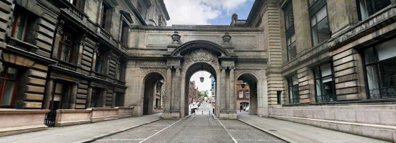 Trung tâm của Glasgow là bối cảnh chính của phân cảnh rượt đuổi gay cấn. Các đường phố xung quanh Quảng trường George đã bị “đóng cửa” để phục vụ cho việc quay phim. Trong ảnh là địa danh cổng vòm của thành phố trên phố John.