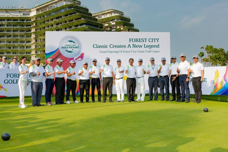 Ngài Tiến Sĩ Dr Sahruddin Jama của Johor Menteri Besar Dato cùng các quan chức, các khách quý chứng kiến Lễ Khánh Thành Sân Golf Cổ Điển 18 lỗ thứ hai “Forest City Classic Golf Course”