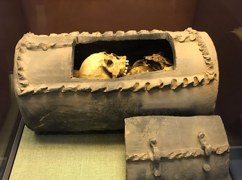 Căn phòng trưng bày chín xác ướp được và một bộ xương, trong đó bao gồm hai cặp vợ chồng và một pháp sư Shaman, tất cả đều được bảo quản khá tốt. Xác ướp có niên đại sớm nhất là từ khoảng 3.200 năm trước.