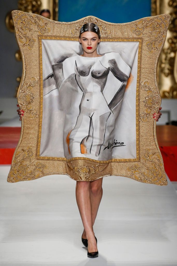 Người mẫu trông như một bức tranh thực thụ trong chiếc khung tranh mạ vàng khổng lồ đã tô điểm rực rỡ cho cả sàn catwalk