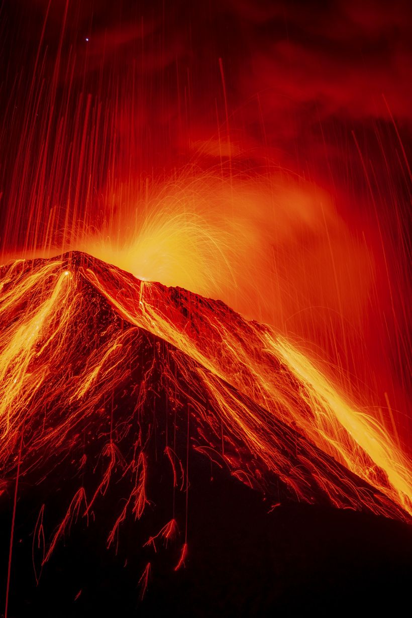 Hình ảnh núi lửa phun trào của tác giả José David Altamirano González. 
