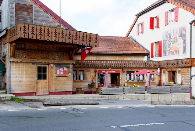 Năm 1962, khách sạn Arbez Franco-Suisse được chọn là địa điểm ký kết thuận hòa bình Evian trao trả độc lập cho Algeria