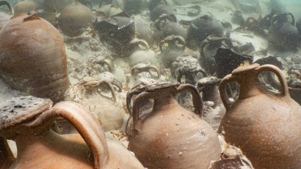 Những bình rượu vang còn nguyên dưới đáy biển dù đã gần 2.000 năm. Ảnh: IBEAM