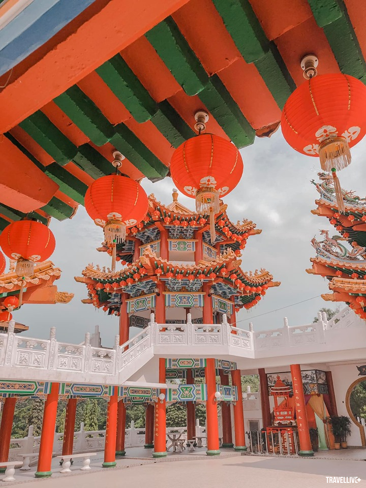 Theam Hou cách China Town khoảng 3 km. Với hai tone màu đỏ cam chủ đạo, đây là trở thành địa điểm cho ra đời nhiều bộ ảnh đẹp lung linh.