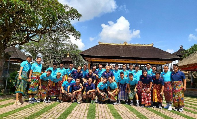 Đội tuyển Việt Nam quấn khăn đi thăm các ngôi đền ở Bali (Indonesia)