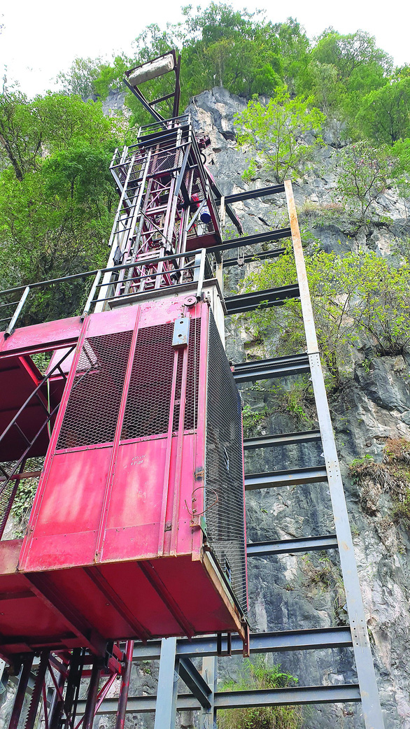 Thang máy cao 102 m bám vào vách núi Đồn Cao - Ảnh: Ngọc Quang