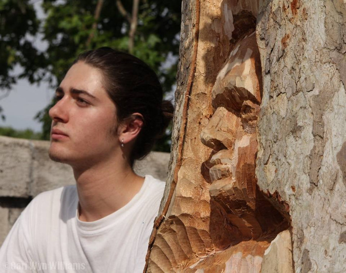 Nhà điêu khắc trẻ Andrea Gandini bên một tác phẩm của mình