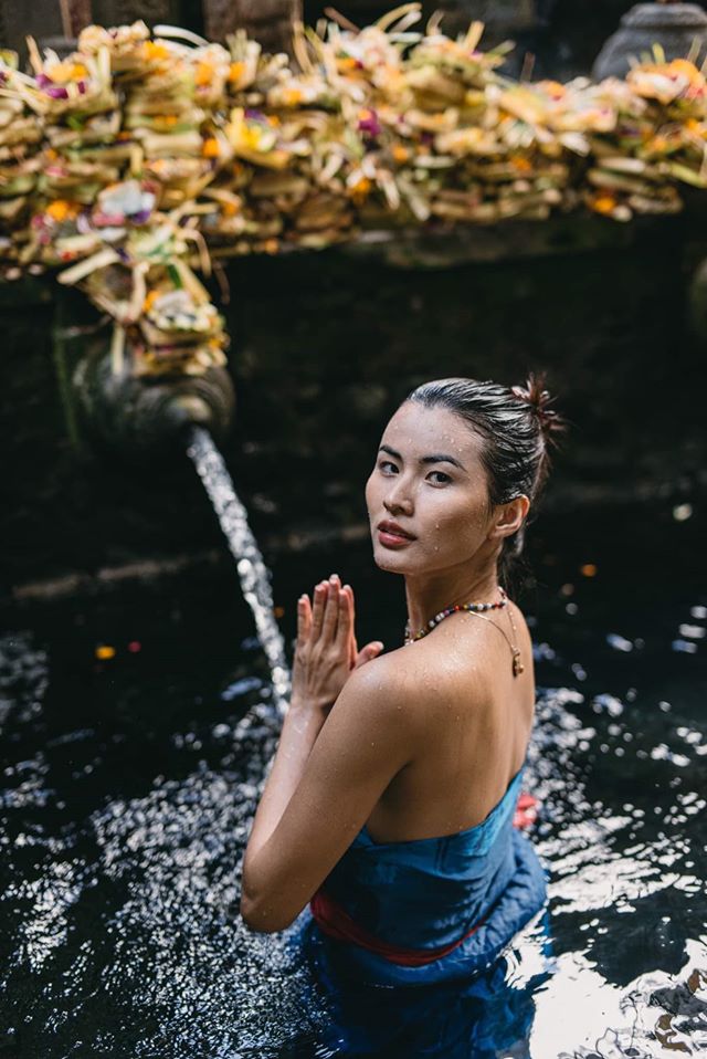 Người mẫu Cao Thiên Trang đắm mình trong dòng nước mát để tận hưởng sự mát mẻ và gột rửa bụi trần