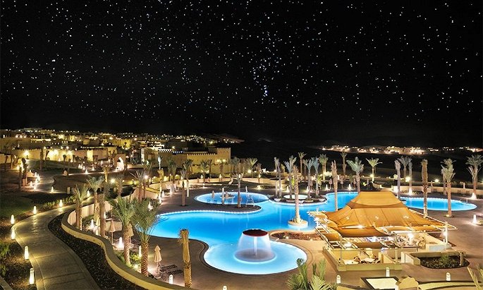 Khách sạn Qasr Al Sarab tuyệt đẹp dưới bầu trời đầy sao khi đêm xuống