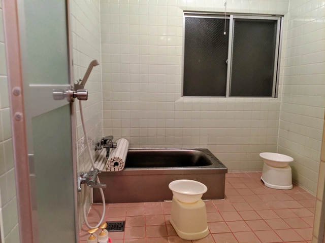 Phòng tắm và nhà vệ sinh được đặt bên ngoài phòng để đảm bảo tính riêng tư cơ bản nhất của khách
