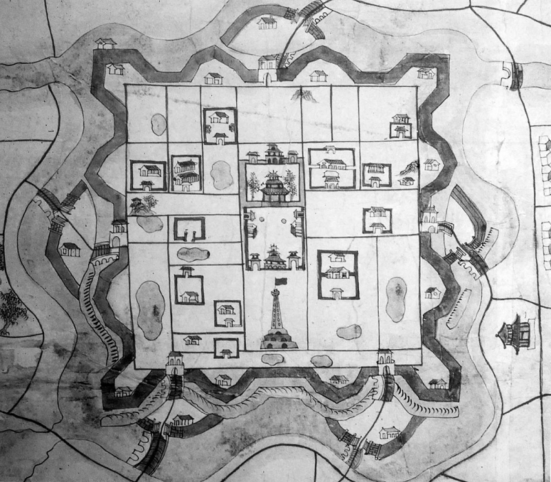Bản đồ thành Hà Nội xưa kia với cột cờ, điện kính thiên ở vị trí trung tâm, được nhà Nguyễn xây dựng theo kiểu Vauban trên nền của tòa thành cũ thời Lê.