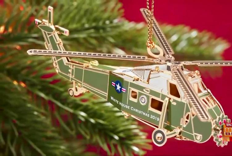 Một vật trang trí hình máy bay trên cây thông Noel