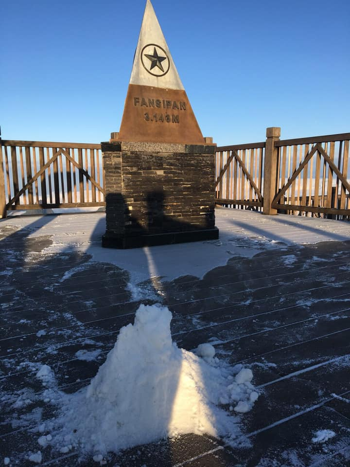 Theo một số người dân sống tại Sa Pa, khu vực đèo Ô Quý Hồ và đỉnh Fansipan bắt đầu xuất hiện vào băng giá, dự kiến cuối tuần nhiệt độ sẽ tiếp tục giảm mạnh