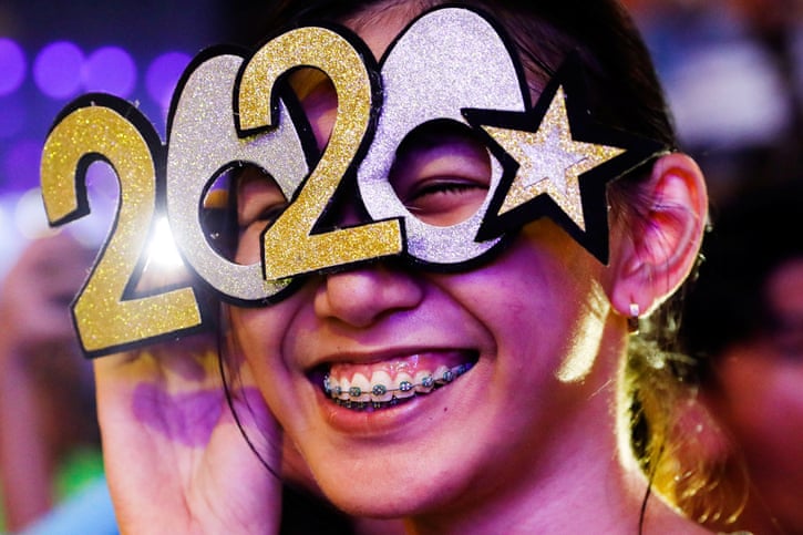 Một người hào hứng trong bữa tiệc mừng năm mới ở Quezon, Philippines. Ảnh: Eloisa Lopez    